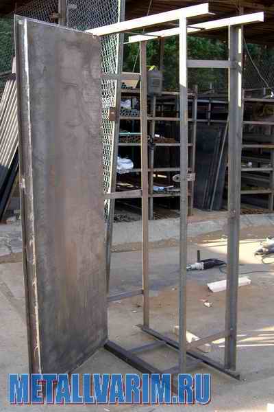 недорогая крепкая железная дверь в хозяйственную постройку и подсобное помещение с коробкой под блок