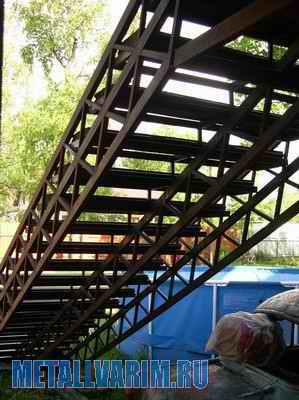 стальные сварные фермы в качестве опоры для лестницы