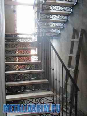 внутренняя сварная металлическая лестница маршевая на второй этаж украшена недорогой псевдоковкой