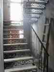 внутренняя сварная металлическая лестница маршевая на второй этаж украшена псевдоковкой